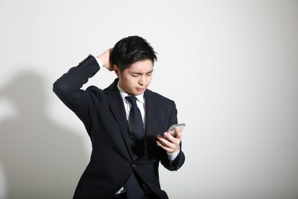 考える男性
