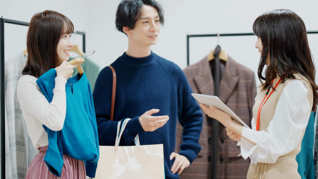 服を買おうとする人
