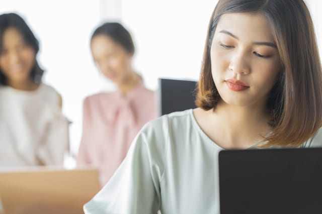 思い悩む女性